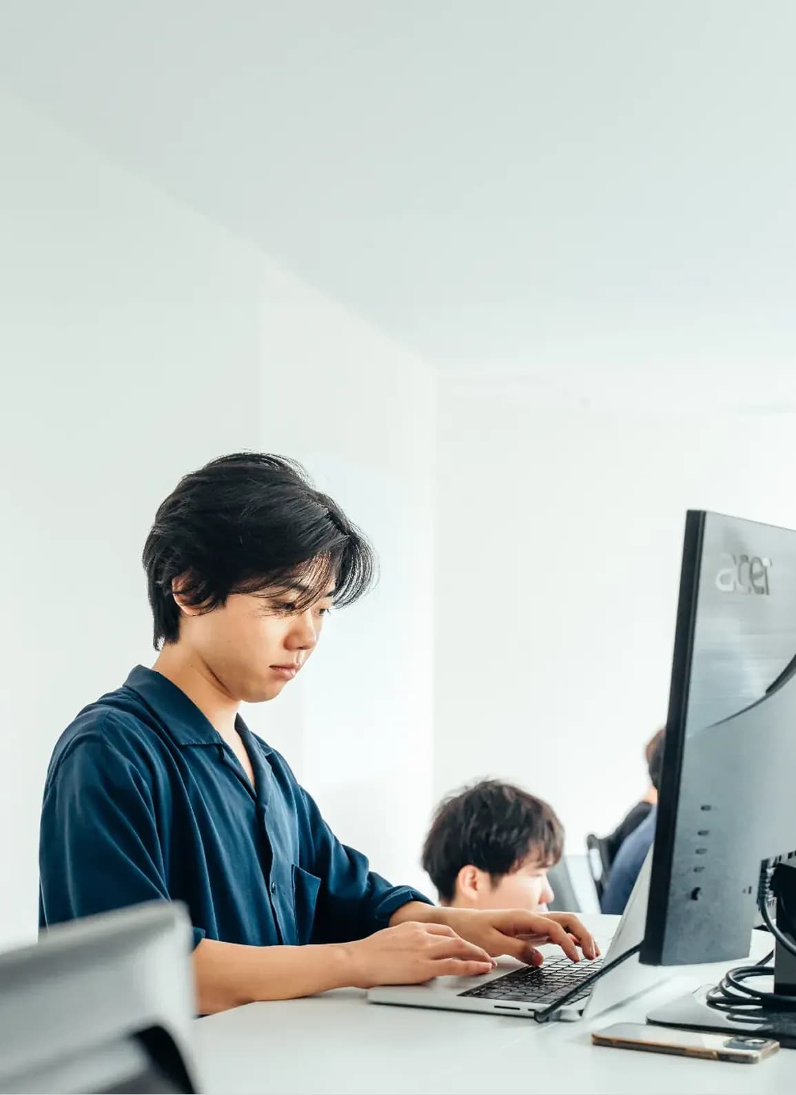 エンジニアがPCで作業する様子